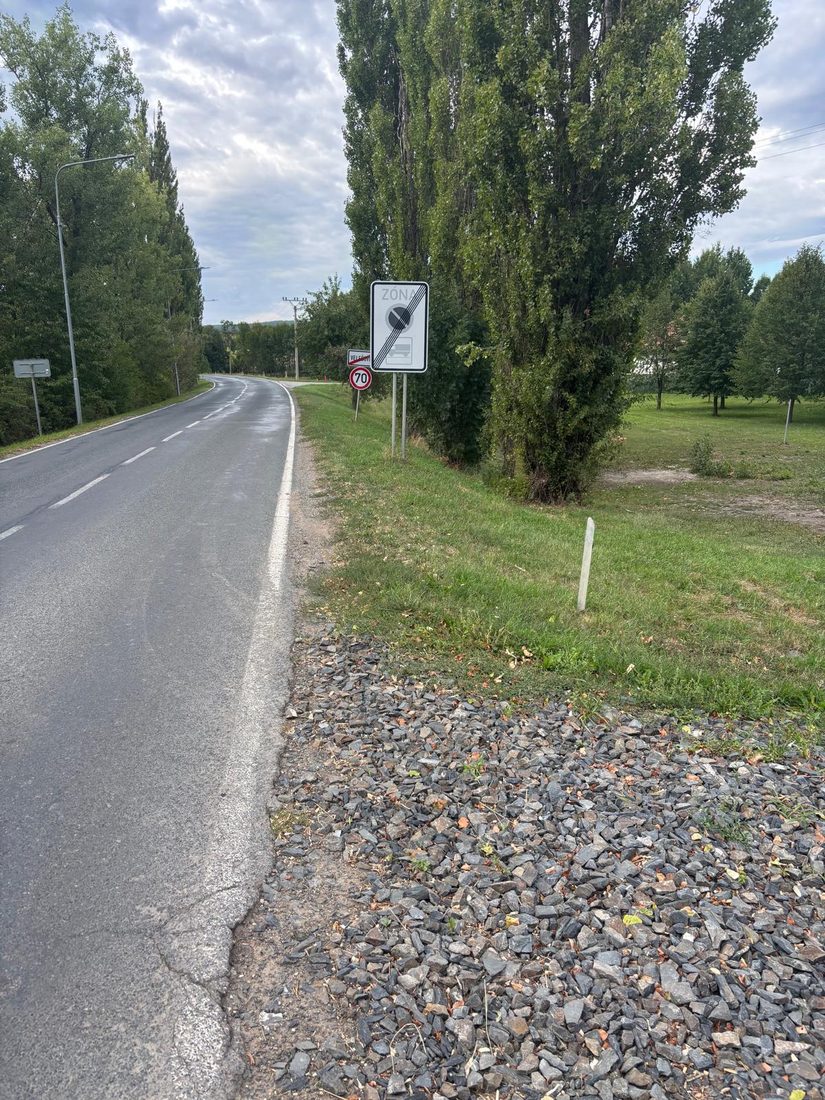 Úsek hlavní silnice k mlýnu, kde dnes chodník chybí