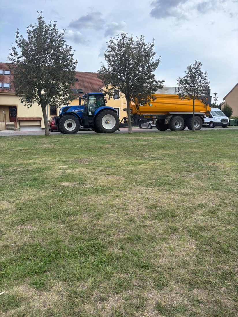 Obytnou zónou dnes projíždí těžká zemědělská technika