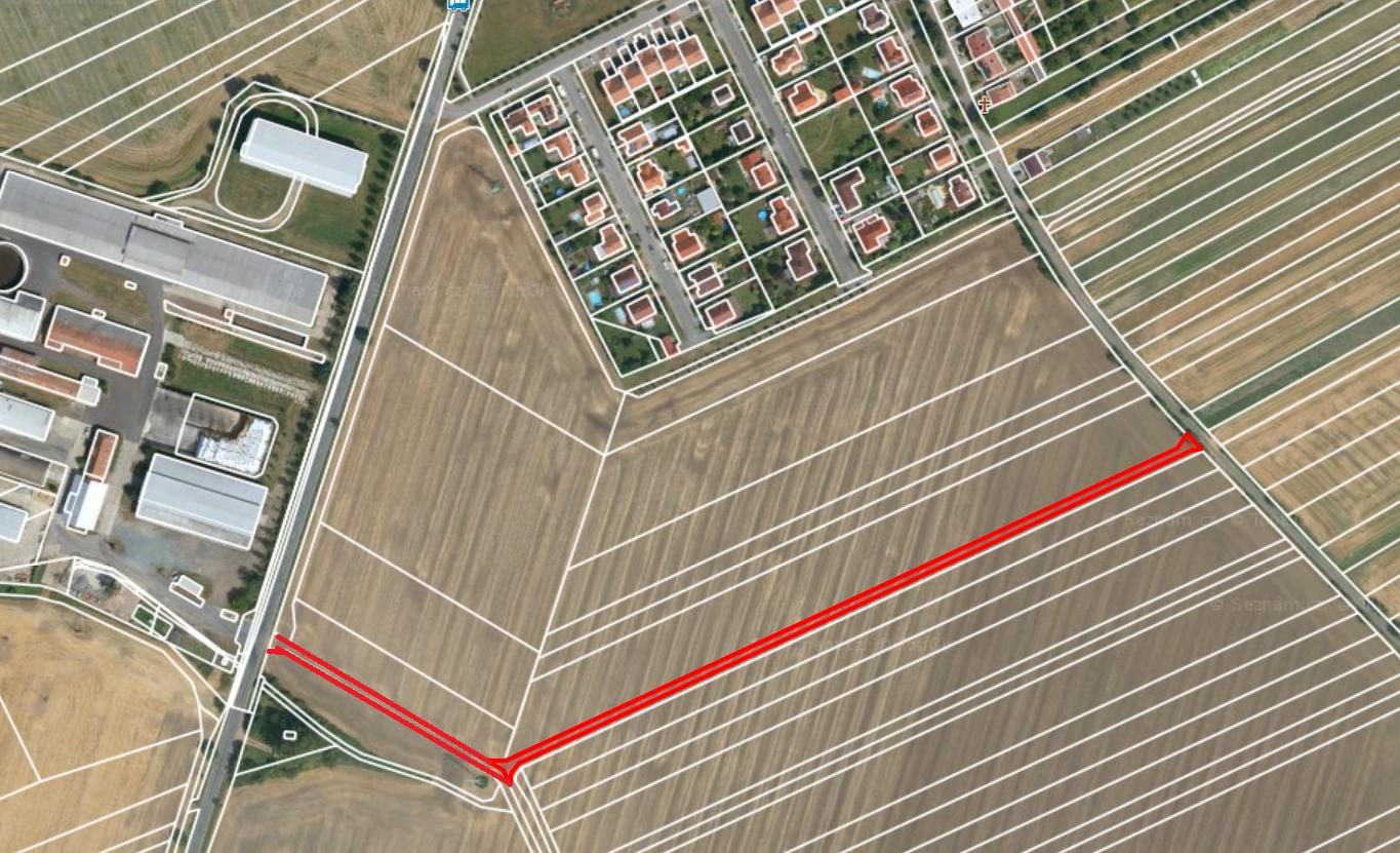 Zadní obecní cesta, kterou chceme zpevnit a využít pro odklon dopravy