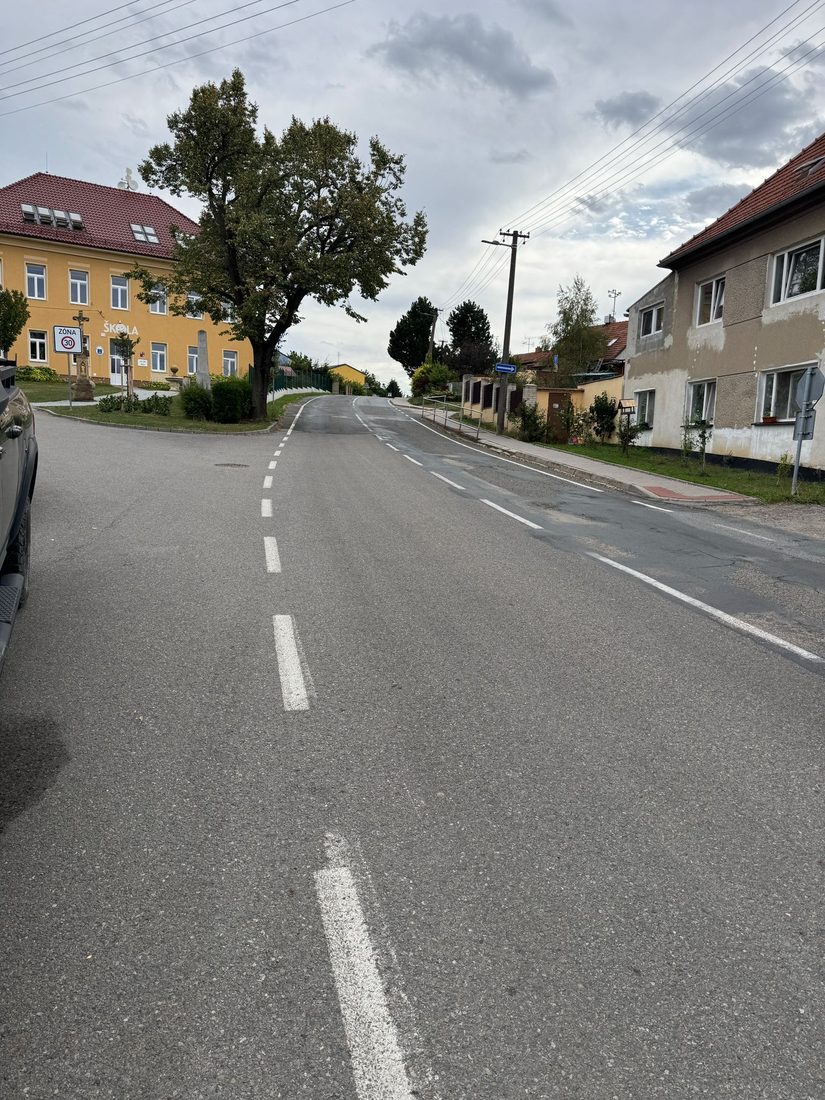 Krajská silnice u školy, kde chceme prosadit přechod pro chodce